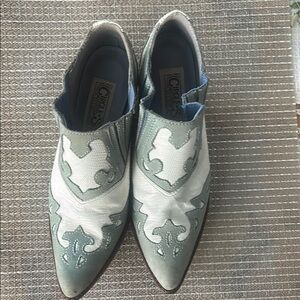 Gray and White woman Western Style Shoes Size 7.